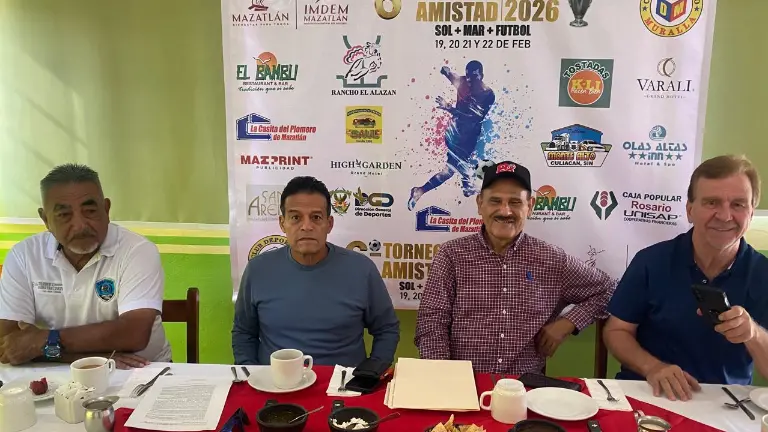 El presidente del comité organizador, Gregorio Ayón, acompañado por Víctor Sandoval, Miguel Márquez y el árbitro Jorge Soto, presentó los últimos detalles del torneo.
