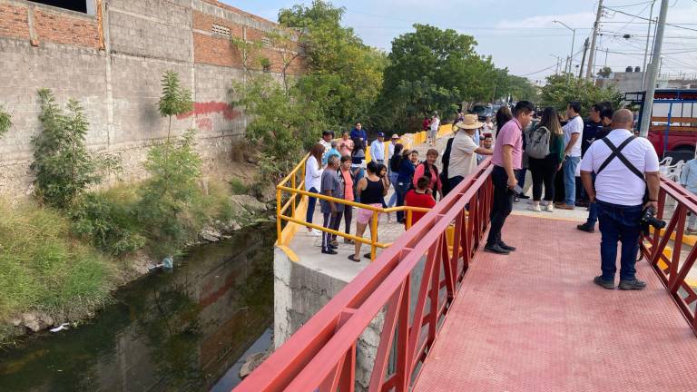 Inauguración de un puente peatonal sobre canal en el fraccionamiento Fuentes del Valle, en Mazatlán.