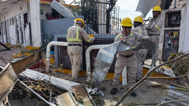 Trabajadores de la CFE siguen trabajando para recuperar el suministro eléctrico en Guerrero.