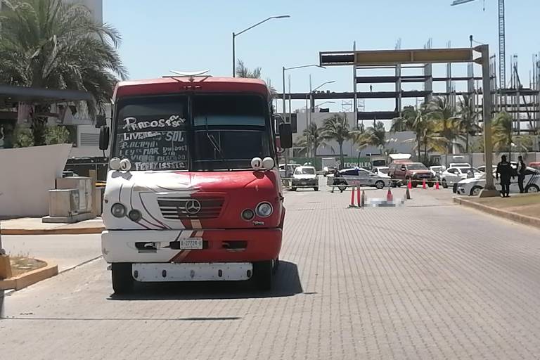 Mujer muere arrollada por camión urbano de los rojos frente a centro comercial de Marina Mazatlán