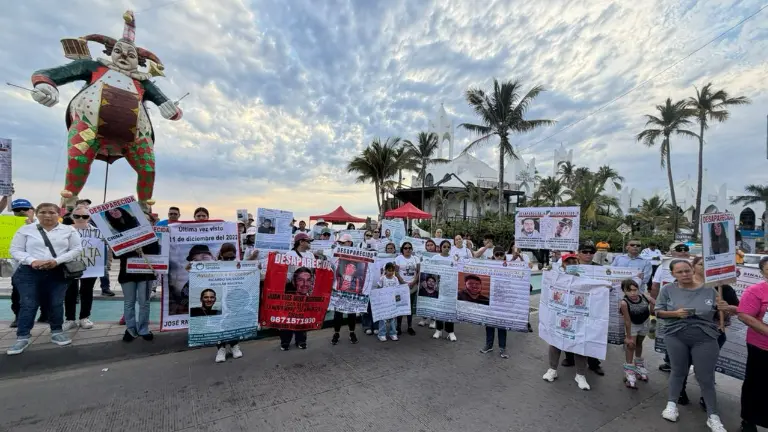 Familiares de personas desaparecidas recorrieron la Avenida del Mar con pancartas y consignas para exigir respuestas a las autoridades.