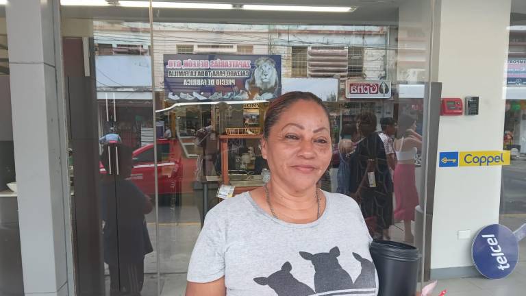 Teresa Rojas, madre de Sanjuanita, sale todos los días a vender dulces en el Centro para poder con los gastos que requiere su hija.