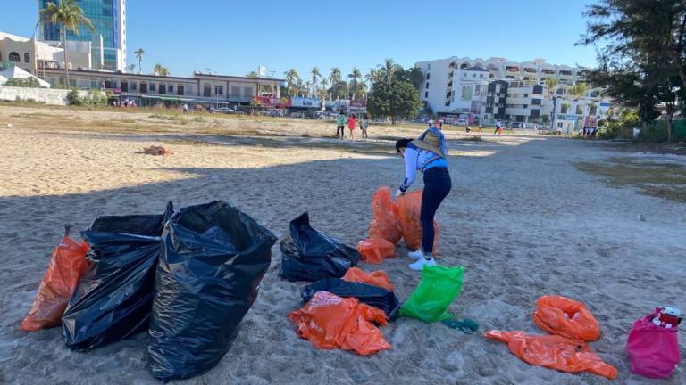 Realizan campaña de limpieza en playas de Mazatlán previo a Semana Santa
