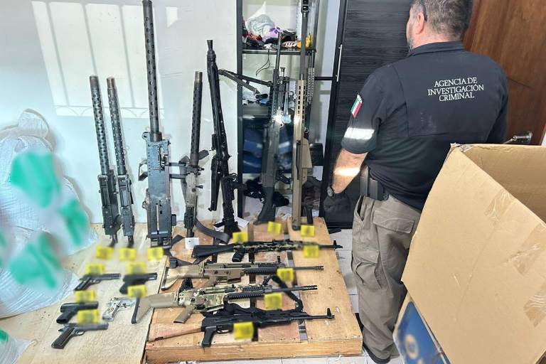 Decomisan arsenal y drogas tras cateo en Culiacán