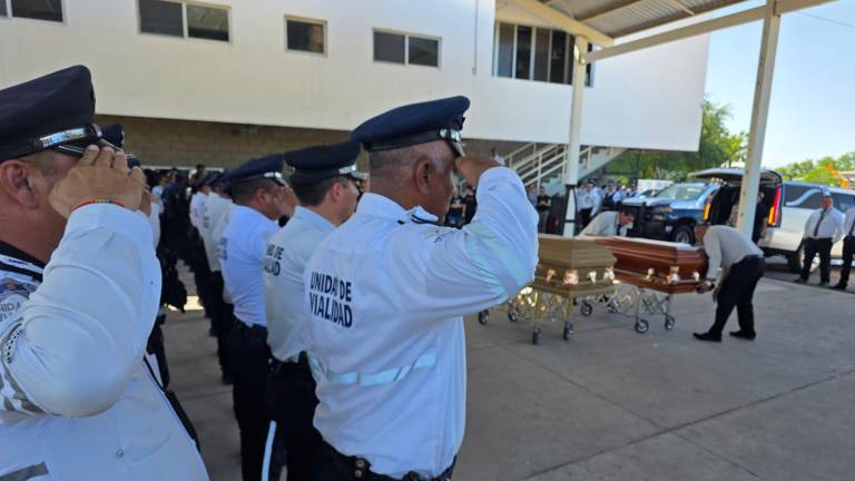 Familiares y compañeros rindieron homenaje a los agentes de tránsito Iris Irene Félix y Luis Alberto Morán, asesinados en Culiacán, durante el último pase de lista en su honor.