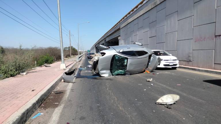 Vuelca vehículo en La Costerita, en Culiacán; madre y sus dos hijas resultan heridas