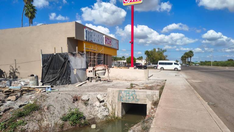 La obra, fue denunciada por los mismos vecinos de la comunidad como una apropiación de manera ilegal de bienes públicos.