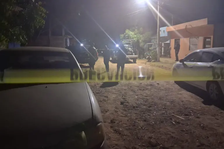 Elementos policiacos atendieron el reporte del ataque a balazos contra un joven en la colonia Lomas de Cristo Rey.