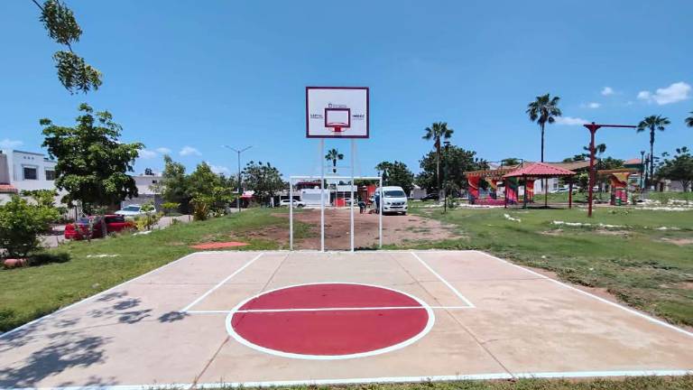 Prados del Sur estrena espacios renovados para practicar basquetbol.