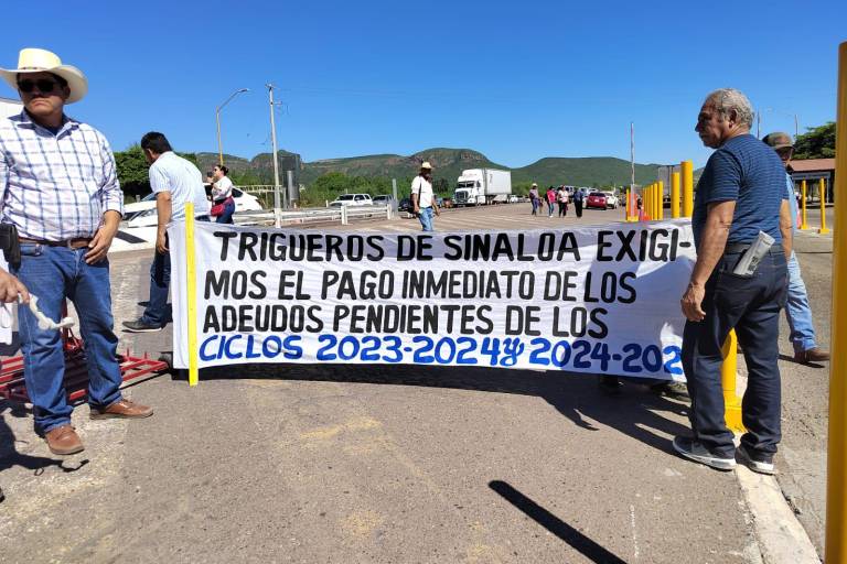 Productores del Valle del Carrizo se manifiestan y liberan cobro en la caseta de San Miguel Zapotitlán, Ahome