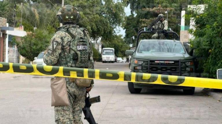 Personal militar mantiene un cerco de seguridad en calles de la colonia Guadalupe Victoria.