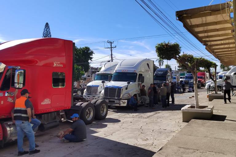 Transportistas mantienen protesta frente la subdelegación del IMSS Los Mochis