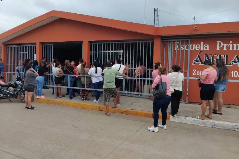Protestan padres de familia en primaria de Mazatlán por manejo de recursos