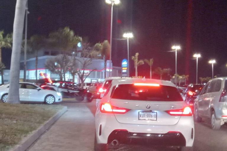 Se registra caos vial en bulevar Marina Mazatlán y Atlántico; no hay personal de Tránsito