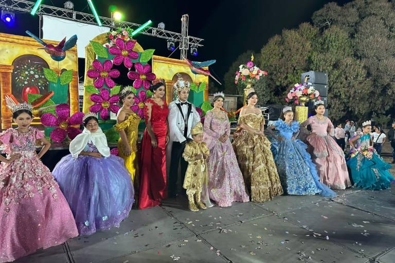 Coronan a la realeza de las fiestas de marzo en Aguaverde, Rosario