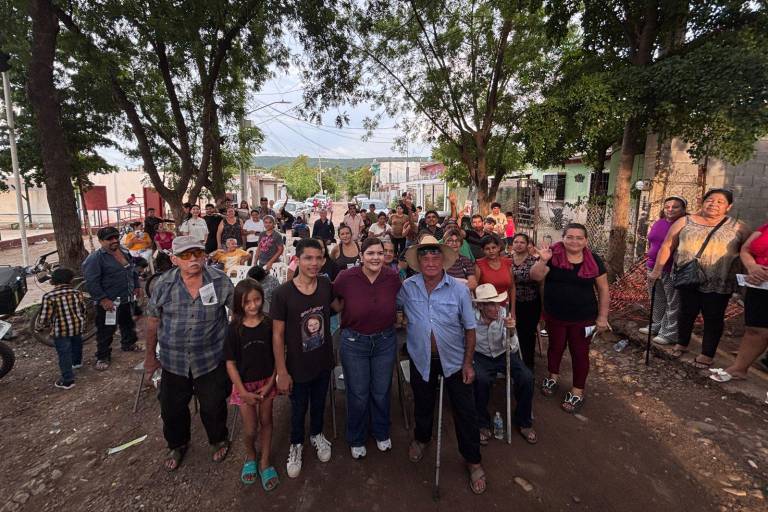 Merary Villegas rinde informe legislativo frente a vecinos de la Renato Vega Amador en Culiacán