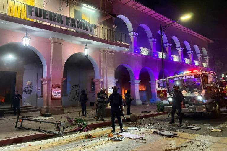 Incendian Palacio Municipal de Apatzingán en medio de protestas por el asesinato de Carlos Manzo