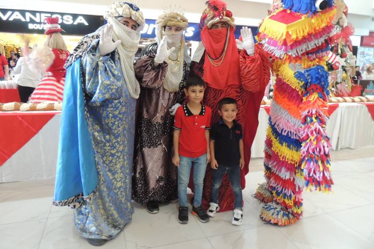 Comparte Casa Ley su tradicional Rosca de Reyes
