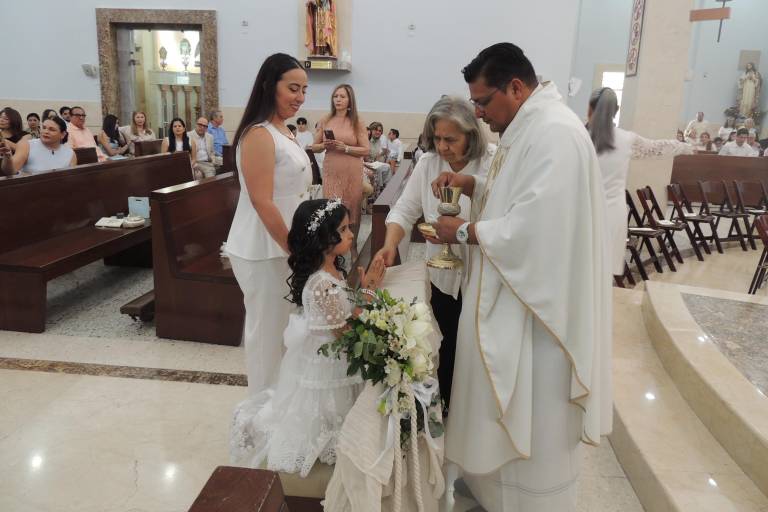 Celebran alumnos del Senda su primera comunión