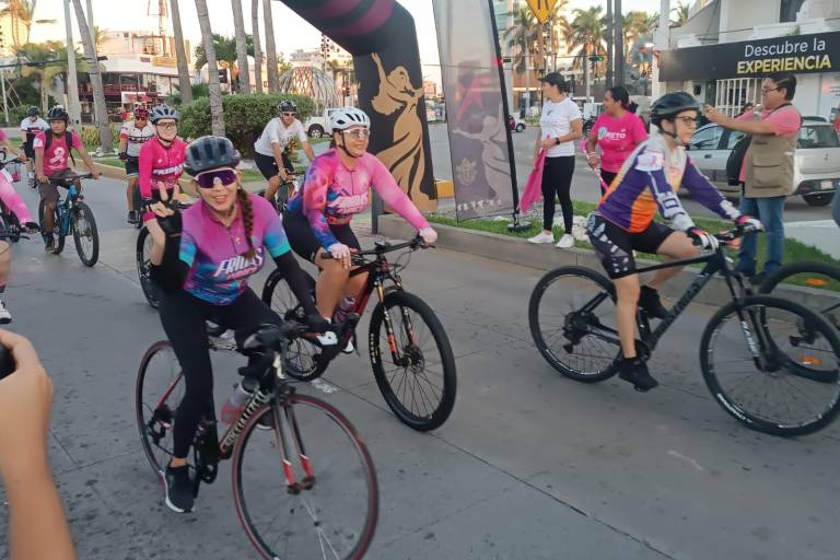 Ciclistas se unen en la ‘Rodada en Rosa Reto Mazatlán’ contra el cáncer de mama