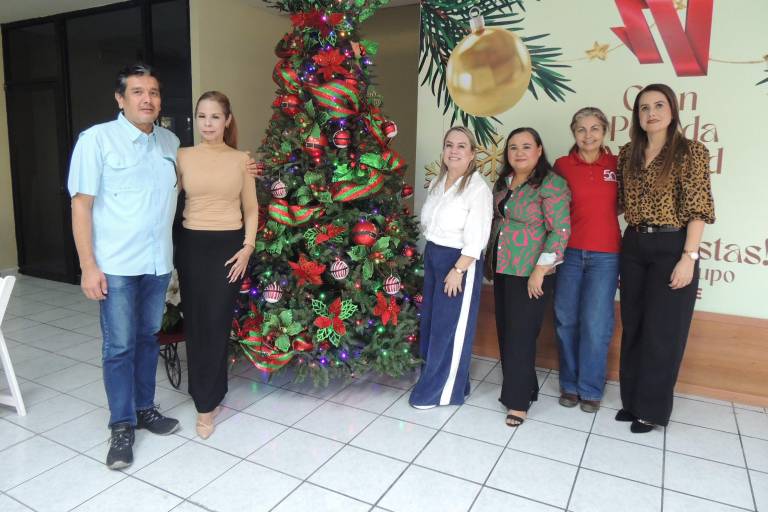 Disfrutan colaboradores de Noroeste su tradicional posada navideña