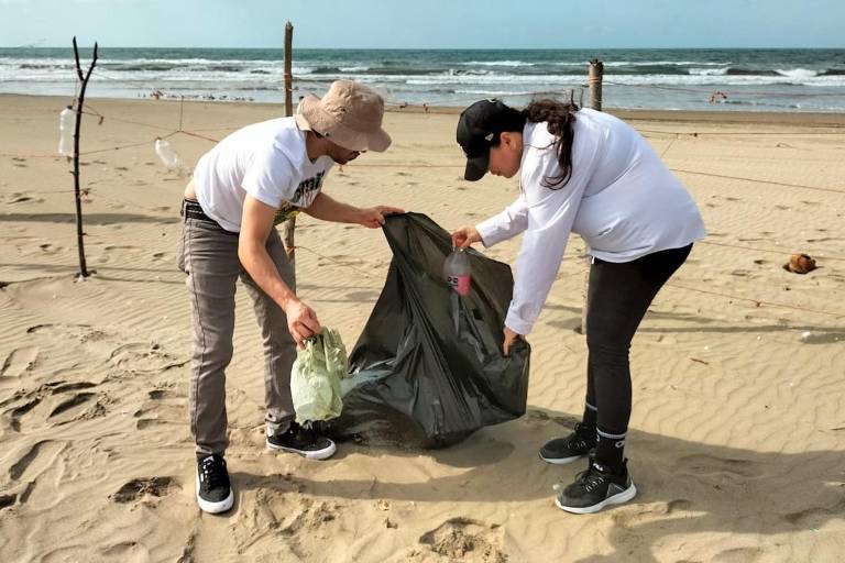 Por un medio ambiente sano, SEBIDES impulsa limpieza de playas en Bellavista, Guasave