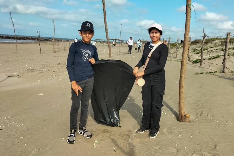 Por un medio ambiente sano, SEBIDES impulsa limpieza de playas en Bellavista, Guasave