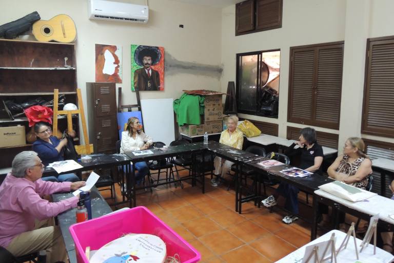 Brindan las bordadoras de corazón un homenaje a la maternidad