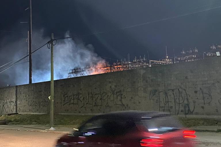 Incendio en subestación deja sin luz a colonias del oriente de Mazatlán