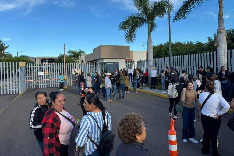 Campesinas bloquean el Congreso de Sinaloa para exigir restitución de tres programas sociales