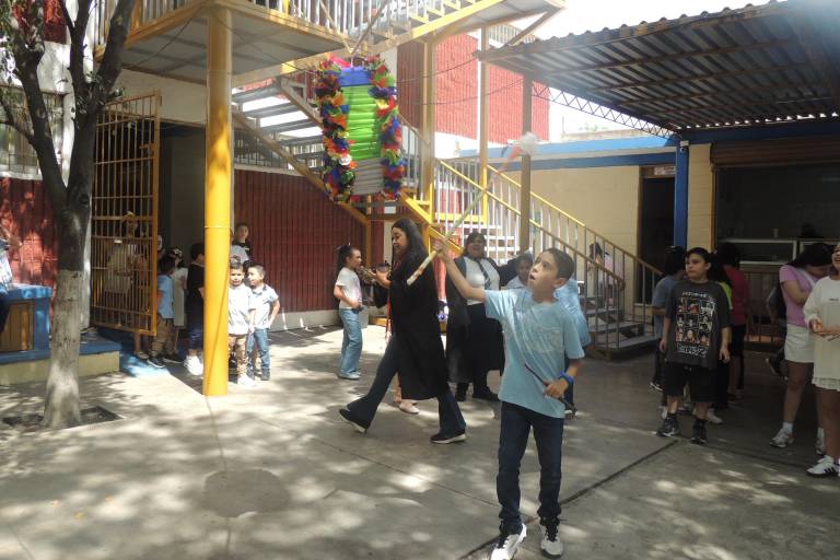 Con juegos mecánicos, trampolín y música celebran su Día del Niño