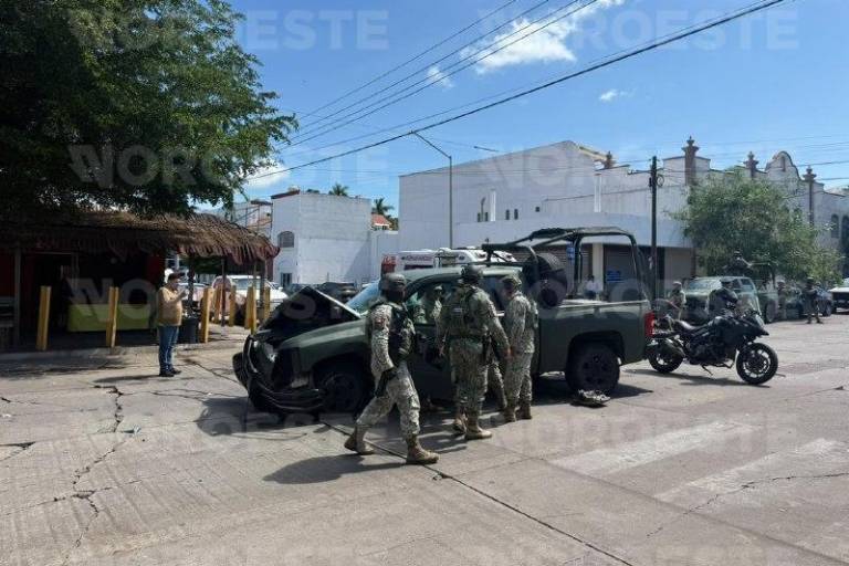 Una camioneta del Ejército Mexicano volcó a un vehículo de reparto en el centro de Culiacán.
