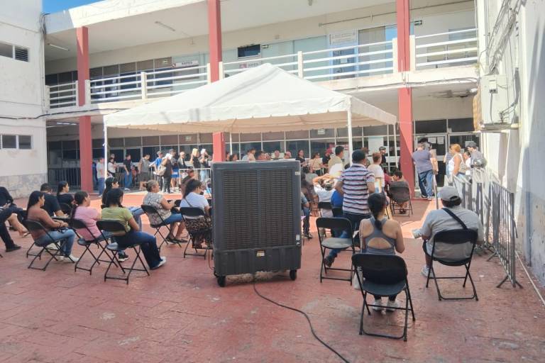 Aprovechan contribuyentes último día del Buen Fin para trámites en Recaudación de Rentas en Mazatlán