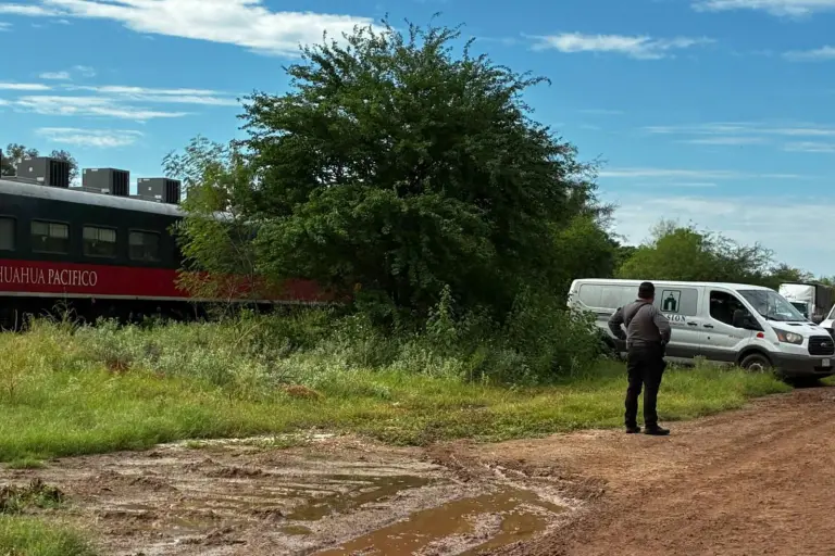 Autoridades acordonaron la zona de las vías férreas en el ejido La Arrocera tras el percance en el que murió un adolescente.