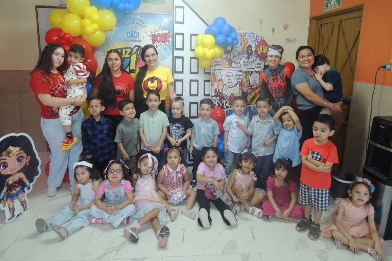 Con juegos mecánicos, trampolín y música celebran su Día del Niño