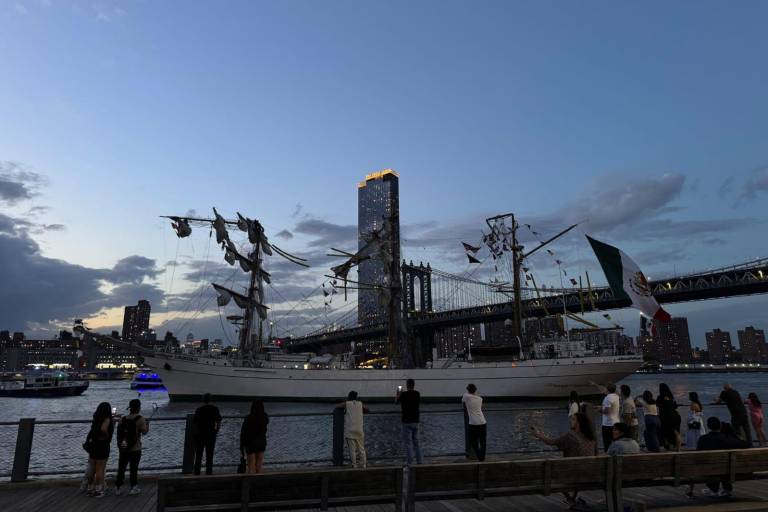 Choca el Buque Escuela Cuauhtémoc con el puente de Brooklyn; reportan 22 heridos