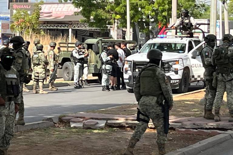 Detienen a tres jóvenes y aseguran vehículo en la colonia Emiliano Zapata, en Culiacán