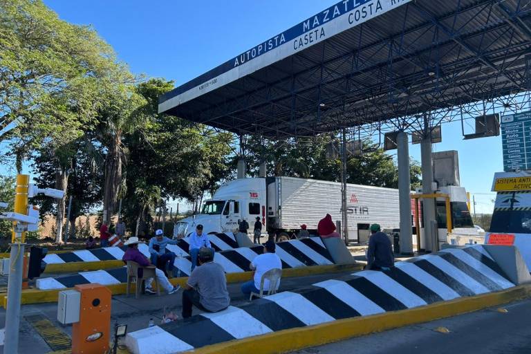 Productores mantienen tomada la caseta de Costa Rica por segundo día; exigen solución a la comercialización