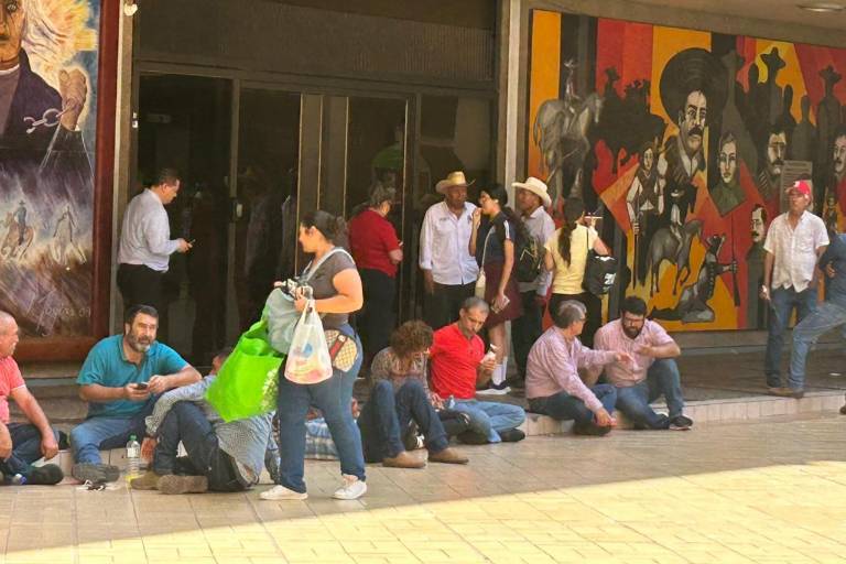 Agricultores mantienen plantón en el Palacio de Gobierno durante visita de secretario de SADER