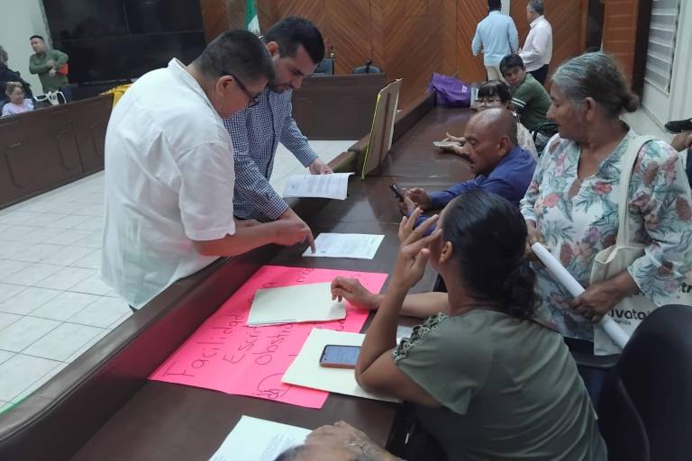 Protestan colonos en Cabildo de Mazatlán para demandar terreno para viviendas y escrituración