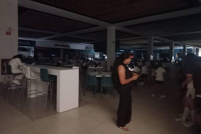 Apagón paraliza actividad comercial en zona de Mazatlán