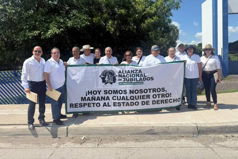 Jubilados de CFE solicitaron una audiencia con la Presidenta para plantear cambios al artículo 127 constitucional, al señalar afectaciones a sus pensiones y derechos.