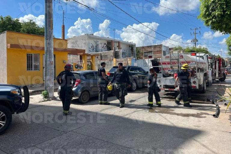 Incendio en vivienda de colonia Los Pinos en Culiacán deja solo daños materiales