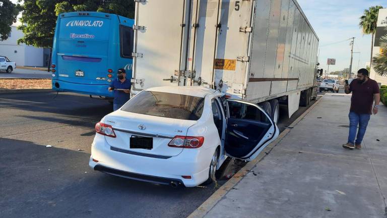 Se impacta auto contra tráiler estacionado en Culiacán y conductor queda prensado