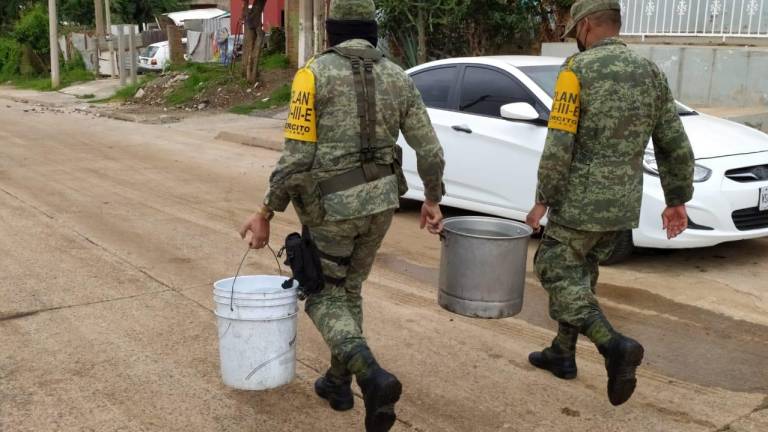 Ejército ‘deja las armas’ para llenar baldes, cubetas, garrafones y hasta ollas por la falta de agua en Mazatlán
