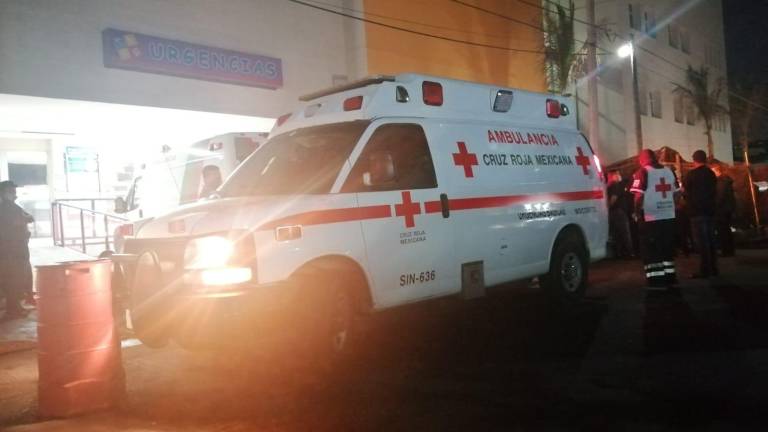 Paramédicos de la Cruz Roja auxiliaron a los lesionados y los trasladaron a un hospital de Culiacán.
