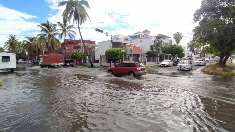 Provocan lluvias fuertes encharcamientos en vialidades de Mazatlán