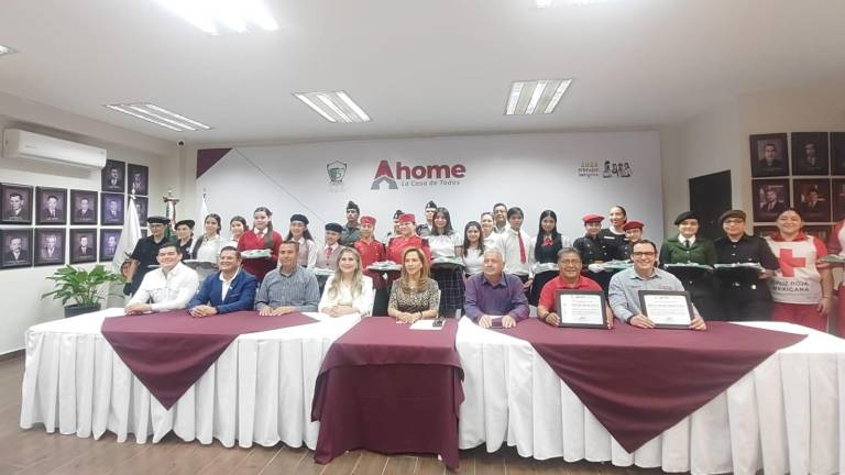 Dirección de Educación en Ahome premia la participación cívica y entrega kits de Bandera a 14 escoltas y organismos sociales