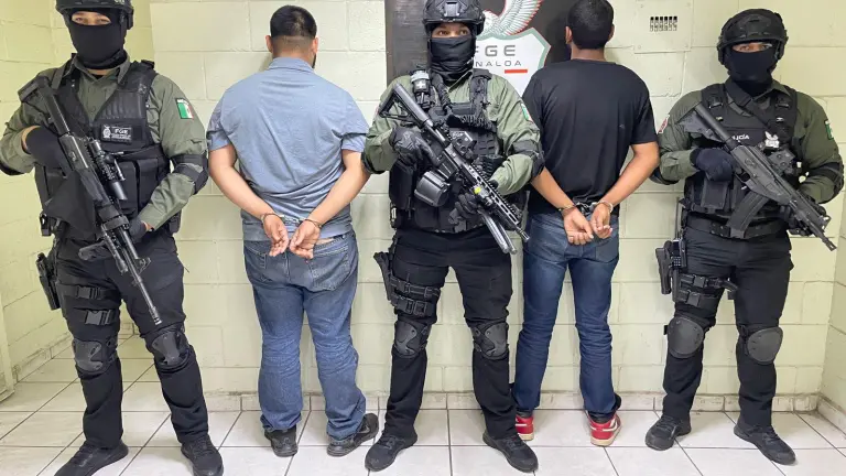 Según la Fiscalía General del Estado (FGE) de Sinaloa, ambos son señalados por privar de su libertad a una persona el 20 de marzo de 2026.