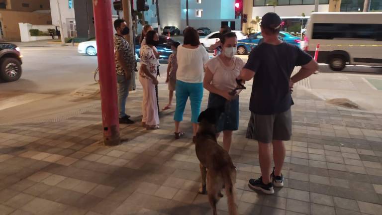 Protestan por paso peatonal elevado en la Zona Dorada de Mazatlán; solo beneficia a hotel, aseguran